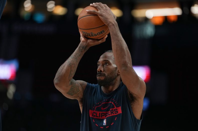 ARCHIVO - Foto del 10 de abril del 2026, el alero de los Clippers de Los Ángeles Kawhi Leonard calienta antes de un encuentro de la NBA. (AP Foto/Jenny Kane, Archivo)