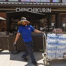 Un empleado lleva productos a un comercio en el distrito “Little Tokyo” de Los Ángeles, el 27 de julio de 2023.. (Foto AP /Damian Dovarganes)