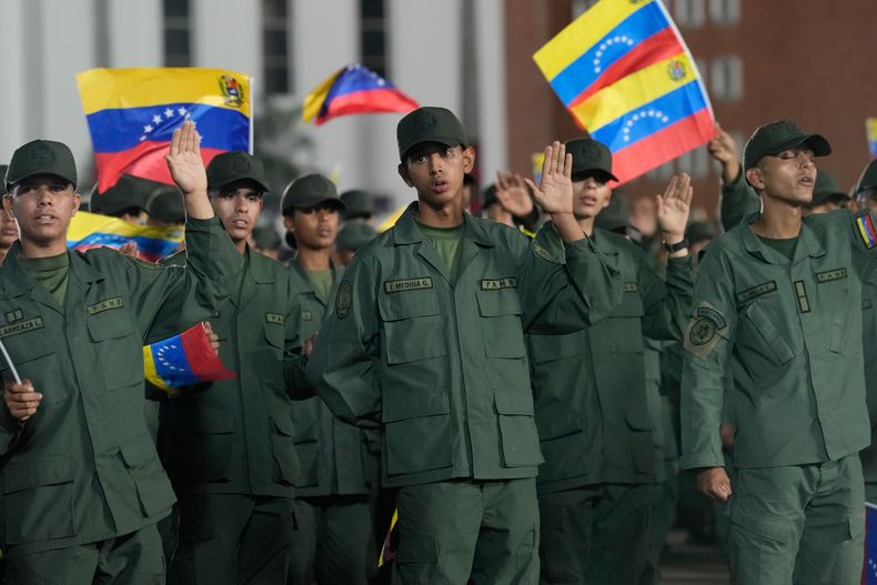 Soldados prestan juramento ante el presidente Nicolás Maduro durante un acto cívico-militar en la academia militar de Caracas, Venezuela, el martes 25 de noviembre de 2025. (Foto AP/Ariana Cubillos)