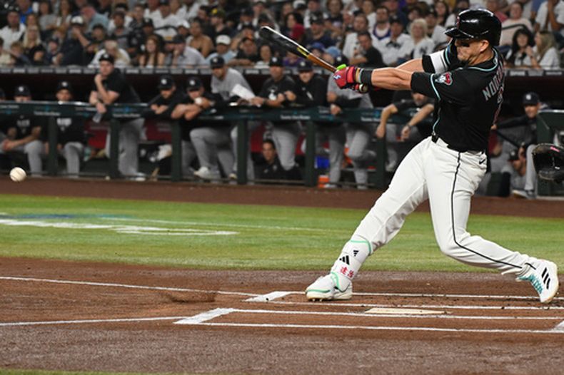 El pelotero de los Diamondbacks de Arizona, Lars Nootbaar, batea durante la primera entrada de un partido de béisbol contra los Yankees de Nueva York, el sábado 19 de septiembre de 2026, en Phoenix. (Foto AP/Caitlin OHara)