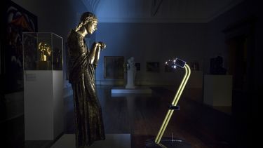 americateve | Foto sin fecha distribuida por la galer&iacute;a Tate Britain, de un robot del proyecto After Dark frente a la escultura The Visitation (1926) de Jacob Epstein. El museo londinense dice que durante cinco noches a partir del mi&eacute;rcoles, la gente en t