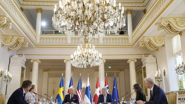 El presidente Joe Biden habla con los líderes nórdicos desde la izquierda, el primer ministro de Suecia, Ulf Kristersson; la primera ministra de Dinamarca, Mette Frederiksen; el presidente de Finlandia, Sauli Niinisto; la primera ministra de Islandia, Katrin Jakobsdottir, y el primer ministro de Noruega, Jonas Gahr Store, en el Palacio Presidencial de Helsinki, Finlandia, el 13 de julio de 2023. (Foto AP/Susan Walsh, Archivo)