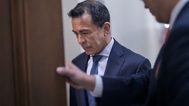 Anthony Bernal, exasesor de la exprimera dama Jill Biden, llega para dar su testimonio tras recibir una citación judicial por parte de los republicanos en la Comisión para la Supervisión y Reforma del Gobierno de la Cámara de Representantes, la cual investiga la aptitud mental del expresidente Joe Biden mientras estaba en el puesto, el miércoles 16 de julio de 2025, en el Capitolio en Washington. (AP Foto/J. Scott Applewhite)