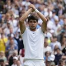 El español Carlos Alcaraz celebra tras vencer al danés Holger Rune en los cuartos de final de Wimbledon el miércoles 12 de julio del 2023. (AP Foto/Kirsty Wigglesworth)