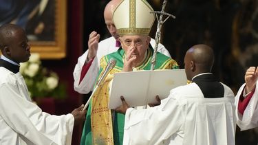 El papa reza por las víctimas del tiroteo en desfile en EEUU