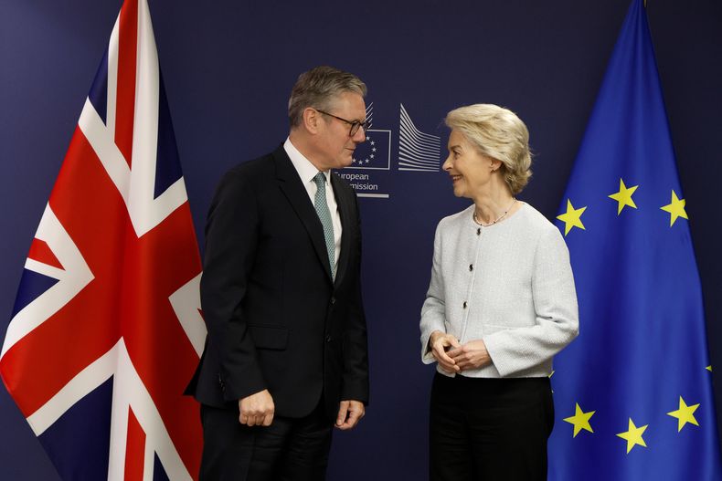 ARCHIVO - El primer ministro británico Keir Starmer se reúne con la presidenta de la Comisión Europea, Ursula von der Leyen, en Bruselas, el miércoles 2 de octubre de 2024. (Foto AP/Omar La Habana, archivo)