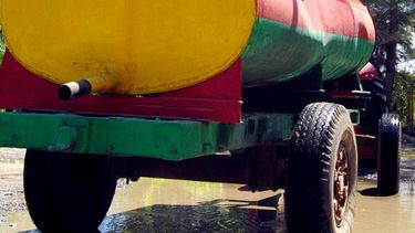 Año tras año la sequía obliga a aplicar alternativas así para el abasto de agua.