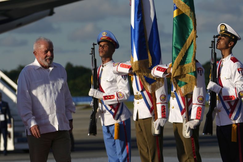El presidente brasileño, Luiz Inácio Lula da Silva, llega al aeropuerto de La Habana, Cuba, el viernes 15 de septiembre de 2023, para asistir a la cumbre del G77 con China. (AP Foto/Ramón Espinosa)