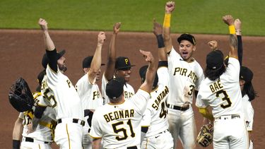 Tucupita Marcano de los Piratas de Pittsburgh celebra con sus compañeros tras el último out en la victoria ante los Rangers de Texas el lunes 22 de mayo del 2023. (AP Foto/Gene J. Puskar)