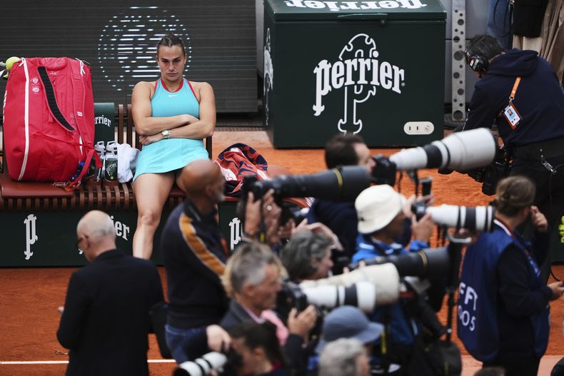 La bielorrusa Aryna Sabalenka sentada en la banca a la espera de la ceremonia tras perder la final del Abierto de Francia ante la estadounidense Coco Gauff el sábado 7 de junio del 2025. (AP Foto/Lindsey Wasson)