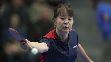 La chilena Zhiying Zeng devuelve en el duelo ante la estadounidense Lily Ann Zhang de los Juegos Panamericanos en Santiago, Chile, el martes 31 de octubre de 2023. (AP Foto/Dolores Ochoa)