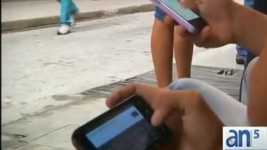 americateve | Analistas políticos y jóvenes cubanos reaccionaron hoy a las revelaciones de la agencia AP sobre el llamado Twitter cubano.