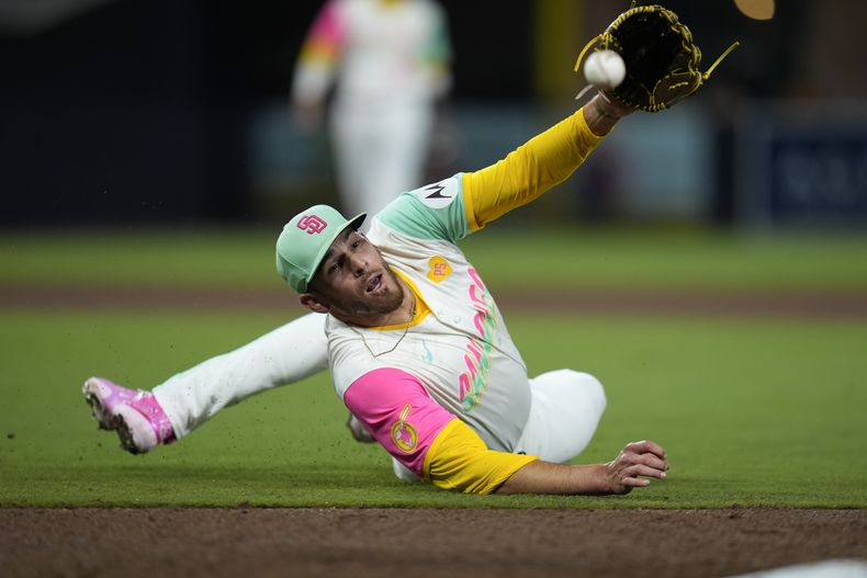 Joe Musgrove, lanzador de los Padres de San Diego, envía la pelota con el guante hacia primera base para hacer un out en el juego del viernes 23 de agosto de 2024, ante los Mets de Nueva York (AP Foto/Gregory Bull)