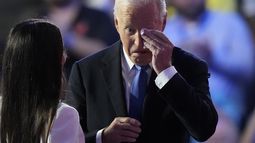 El presidente Joe Biden se enjuga una lágrima junto a su hija Ashley durante la Convención Nacional Demócrata el lunes 19 de agosto de 2024, en Chicago. (AP Foto/Charles Rex Arbogast)