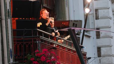 Bono contempla a la multitud mientras U2 ofrece un concierto improvisado desde un balcón en el centro de Dublín, Irlanda, el viernes 25 de septiembre de 2026. (Foto AP/Peter Morrison)