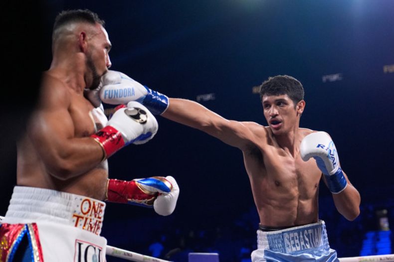 Sebastian Fundora asesta un golpe a Keith Thurman en un combate por el cetro superwelter del Consejo Mundial de Boxeo, el sábado 28 de marzo de 2026, en Las Vegas (AP Foto/John Locher)