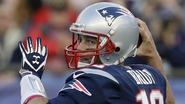 americateve | El quarterback Tom Brady de los Patriots de Nueva Inglaterra lanza un pase en el partido ante los Saints de Nueva Orle&aacute;ns el domingo 13 de octubre de 2013. (AP Foto/Stephan Savoia)