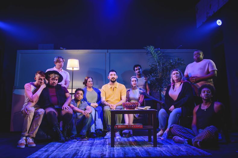 En esta imagen proporcionada por Print Shop PR la compañía interpreta el musical de Donald Rupe From Here en Orlando. El musical hará su debut en el circuito off-Broadway este verano. (Ashleigh Ann Gardner/Print Shop PR vía AP)