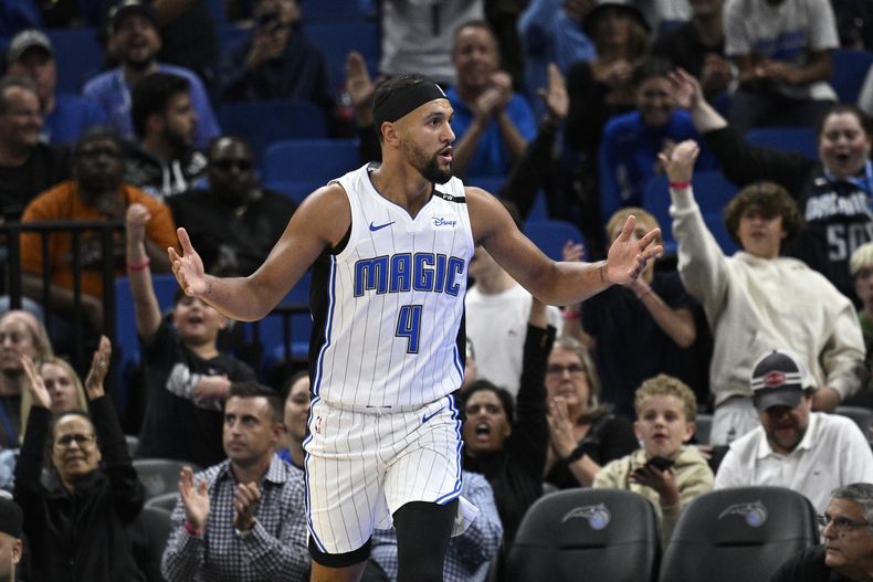 El escolta del Magic de Orlando Jalen Suggs (4) reacciona después de anotar una canasta contra los 76ers de Filadelfia durante la primera mitad de un partido de baloncesto de pretemporada de la NBA, el viernes 18 de octubre de 2024, en Orlando, Florida (AP Foto/Phelan M. Ebenhack)