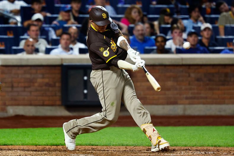 Manny Machado de los Padres de San Diego bateó un jonrón contra los Mets de Nueva York durante la novena entrada de un juego de béisbol el martes 18 de agosto de 2026 en Nueva York. (AP Photo/Noah K. Murray)