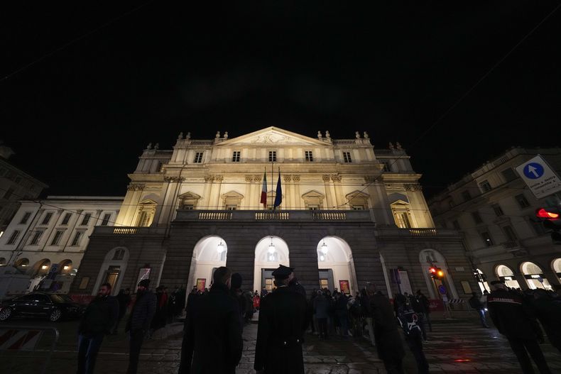 Una vista general del teatro La Scala durante su función inaugural de temporada de Don Carlo de Giuseppe Verdi en Milán, Italia, el 7 de diciembre de 2023. El reconocimiento de la ópera lírica italiana como Patrimonio Cultural Inmaterial de la Humanidad será exaltado el jueves con el estreno de “Don Carlo”. (Foto AP/Luca Bruno)