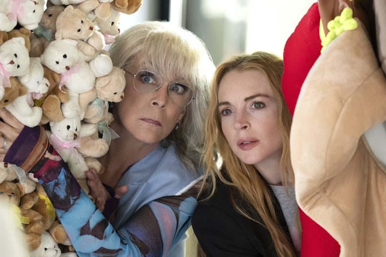 Esta imagen publicada por Disney muestra a Jamie Lee Curtis, a la izquierda, y Lindsay Lohan en una escena de Freakier Friday. (Glen Wilson/Disney via AP)