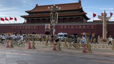Residentes pasan frente a una camioneta de la policía estacionada junto a la Puerta de Tiananmen, en Beijing, el domingo 4 de junio de 2023. (AP Foto/Emily Wang Fujiyama)