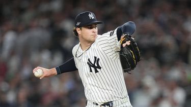 El lanzador abridor de los Yankees de Nueva York, Cam Schlittler, realiza un lanzamiento contra los Medias Rojas de Boston durante la primera entrada del primer juego de la Serie de Comodines de la Liga Americana de béisbol, el 29 de septiembre de 2026, en Nueva York. (Foto AP/Frank Franklin II)