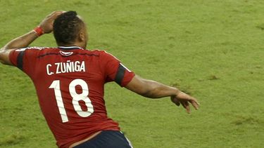 americateve | El brasile&ntilde;o Neymar se lleva una mano a la espalda tras sufrir una fractura de v&eacute;rtebra por un contacto del defensa colombiano Camilo Z&uacute;&ntilde;iga en el partido de cuartos de final de la Copa del Mundo, disputado el viernes 4 de juli