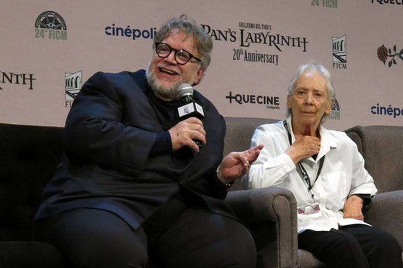 El director Guillermo del Toro, a la izquierda, y la productora Bertha Navarro participan en una conferencia de prensa sobre el 20 aniversario de la película El laberinto del fauno en el Festival de Cine de Morelia en Morelia, México, el domingo 18 de octubre de 2026. (AP Foto/Berenice Bautista)