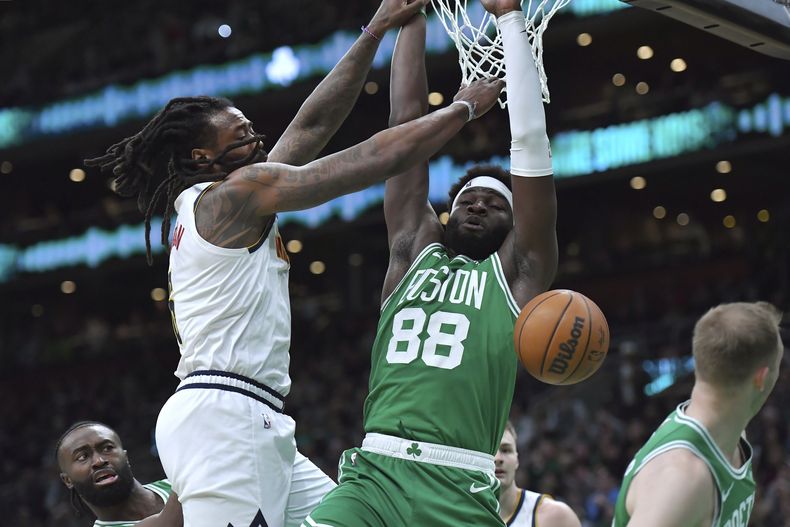 El pívot de los Celtics de Boston Neemias Queta defiende mientras el pivot de los Nuggets de Denver DeAndre Jordan intenta anotar en el encuentro del domingo dos de marzo del 2025. (AP Foto/Steven Senne)