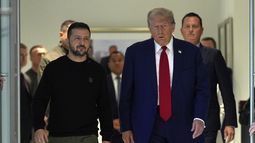 El candidato presidencial republicano Donald Trump se reúne con el presidente ucraniano Volodymyr Zelenskyy en la Torre Trump, el viernes 27 de septiembre de 2024, en Nueva York. (AP Foto/Julia Demaree Nikhinson)