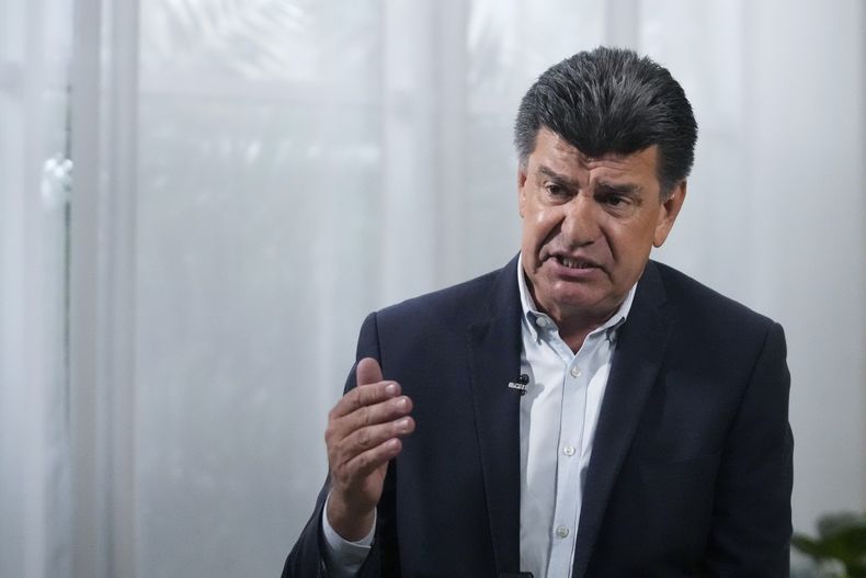 Efraín Alegre, candidato presidencial de la coalición Concertación, habla durante una entrevista con The Associated Press en Asunción, Paraguay, el martes 25 de abril de 2023. (AP Foto/Jorge Saenz)