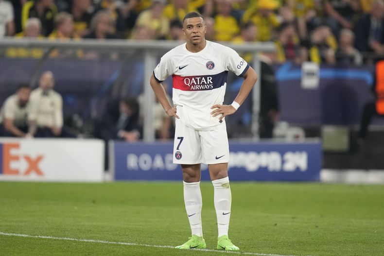 En foto del primero de mayo del 2024, Kylian Mbappe del Paris Saint-Germain reacciona en el duelo de ida de las semifinales de la Liga de Campeones ante el Borussia Dortmund. El viernes 10 de mayo del 2024, Mbappe oficializa su partida del PSG. (AP Foto/Matthias Schrader)