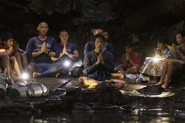 en 13 vidas, ron howard dirige rescate de cueva tailandesa