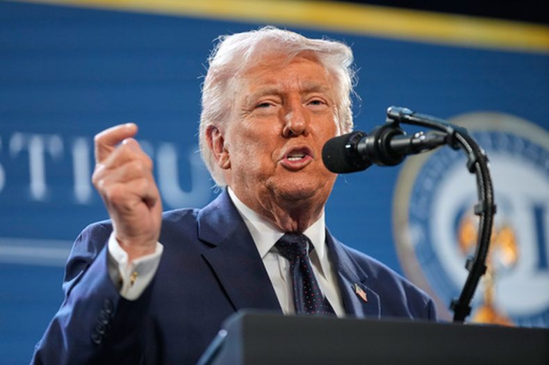 El presidente de Estados Unidos, Donald Trump, habla en la Conferencia de Asuntos de Miembros Republicanos el lunes 9 de marzo de 2026 en el Trump National Doral Miami en Doral, Florida. (AP Foto/Mark Schiefelbein)