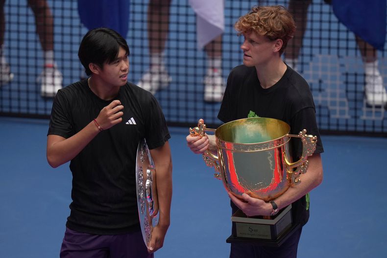 Jannik Sinner sostiene su trofeo de campeón del Abierto de China tras derrotar a Learner Tien en la final, en Beijing, el 1 de octubre de 2025. (AP Foto/Andy Wong)