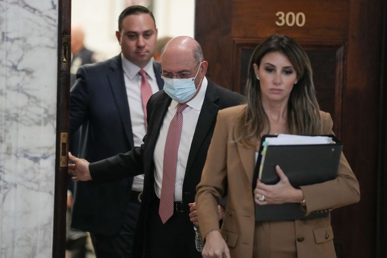 Allen Weisselberg, jefe de finanzas de Donald Trump durante mucho tiempo, al centro, sale de la sala del Tribunal Supremo de Nueva York, el martes 10 de octubre de 2023, en Nueva York. Se espera que Weisselberg testifique el martes sobre su papel en la preparación de los estados financieros anuales de Trump, incluidas las conversaciones que mantuvieron mientras finalizaban los documentos utilizados para hacer tratos y asegurar préstamos. (AP Foto/Seth Wenig)
