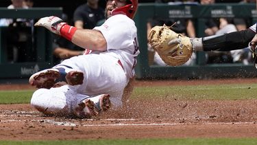 Paul Goldschmidt, de los Cardenales de San Luis, se desliza para anotar frente al cátcher Jacob Stallings, de los Marlins de Miami, el miércoles 19 de julio de 2023 (AP Foto/Jeff Roberson)