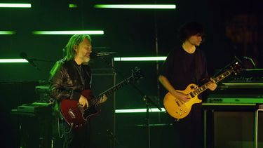 ARCHIVO - Thom Yorke, izquierda, y Jonny Greenwood de The Smile durante el concierto de la banda en el Shrine Auditorium, el 21 de diciembre de 2022, en Los Angeles. The Smile se presentó en concierto en el Auditorio Nacional de la Ciudad de México el 21 de junio de 2023. (Foto AP/Chris Pizzello, archivo)