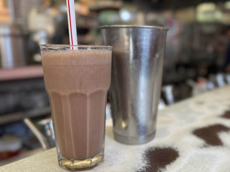 Un batido de chocolate en la Lexington Candy Shop de Lexington Avenue en Nueva York, el 7 de agosto de 2025. (AP Foto/Guido Neira)