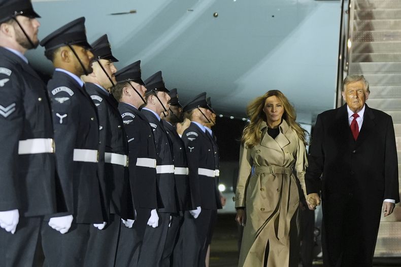 El presidente de Estados Unidos, Donald Trump, y la primera dama, Melania Trump, llegan al aeropuerto de Stansted cerca de Londres, el martes 16 de septiembre de 2025. (AP Foto/Evan Vucci)