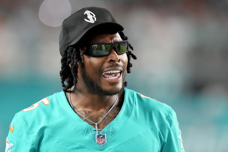 El cornerback de los Dolphins de Miami Jalen Ramsey observa desde la banda el encuentro de pretemporada ante los Commanders de Wahinsgton el sábado 17 de agosto del 2024. (AP Foto/Wilfredo Lee)
