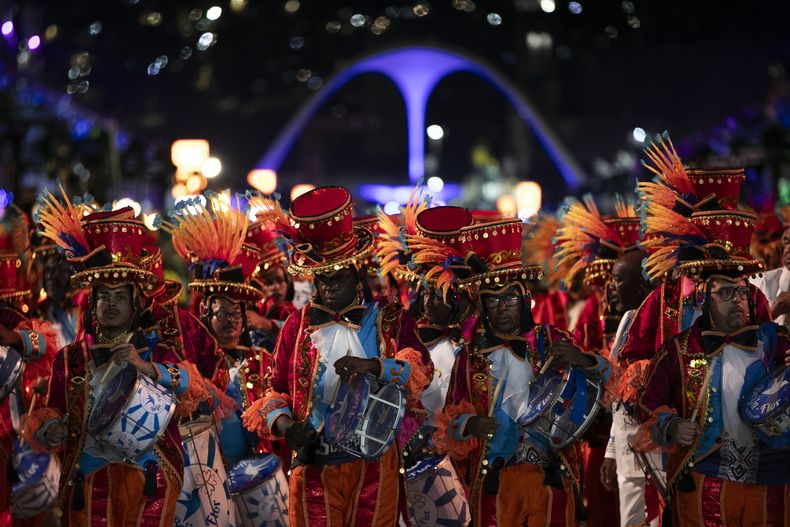 Músicos de la escuela de samba Beija-Flor actúan durante el Carnaval en el Sambódromo, en Río de Janeiro, Brasil, el 3 de marzo de 2025. (AP Foto/Bruna Prado)