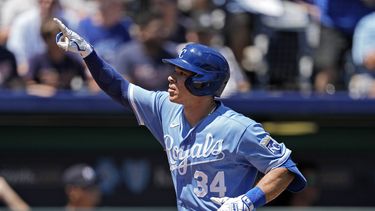 Freddy Fermín de los Reales de Kansas City celebra tras batear un jonrón solitario ante los Mellizos de Minnesota, el domingo 30 de julio de 2023, en Kansas City, Missouri. (AP Foto/Charlie Riedel)