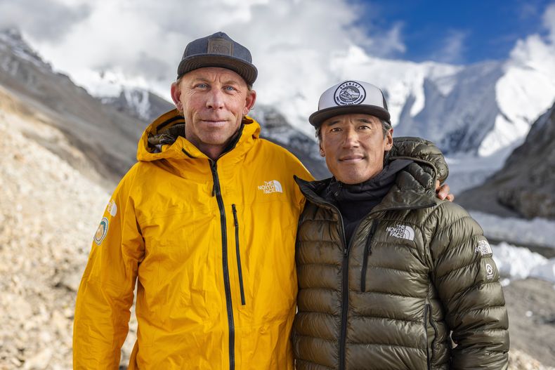 Esta foto sin fecha, proporcionada por National Geographic el martes 28 de octubre de 2025, muestra al montañista Jim Morrison (izquierda) con el documentalista Jimmy Chin (Savannah Cummins/National Geographic via AP)