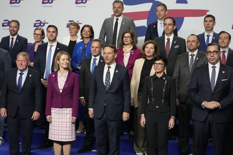 La Alta Representante de la Unión Europea de Asuntos Exteriores y Política de Seguridad, Kaja Kallas, centro, izquierda, y el ministro de Asuntos Exteriores de Polonia, Radek Sikorski, centro, derecha, posan en una foto grupal con los ministros de Relaciones Exteriores de la UE en su reunión informal en formato Gymnich, en Varsovia, Polonia, el jueves 8 de mayo de 2025. (AP Foto/Czarek Sokolowski)