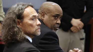 Duane Davis, a la derecha, y su abogado, Michael Sanft, sentados en la sala del tribunal después de que un jurado declarara a Davis culpable de asesinato en primer grado en el juicio relacionado con la muerte del rapero Tupac Shakur, ocurrida en 1996; la imagen fue tomada en el Centro de Justicia Regional del Tribunal de Distrito del Condado de Clark, en Las Vegas, el lunes 31 de agosto de 2026. (Bizuayehu Tesfaye/Las Vegas Review-Journal via AP, Pool)