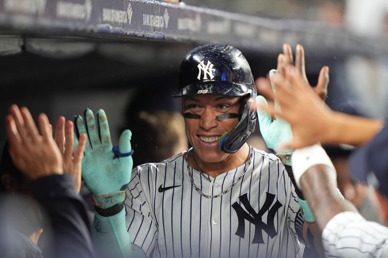 Aaron Judge, de los Yankees de Nueva York, festeja en la cueva tras batear un jonrón en el octavo inning del juego ante los Medias Blancas de Chicago, el miércoles 24 de septiembre de 2025 (AP Foto/Frank Franklin II)