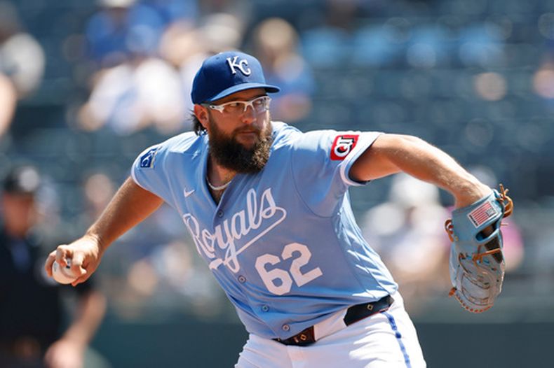 El lanzador de los Reales de Kansas City, Randy Dobnak, lanza hacia un bateador de los Atléticos durante la primera entrada de un partido de béisbol en Kansas City, Misuri, el jueves 20 de agosto de 2026. (Foto AP/Colin E. Braley)